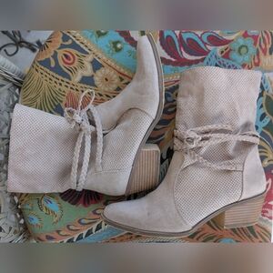 JustFab Faux Suede Zadalia Style Cream Color Ankle Booties Size 6.5